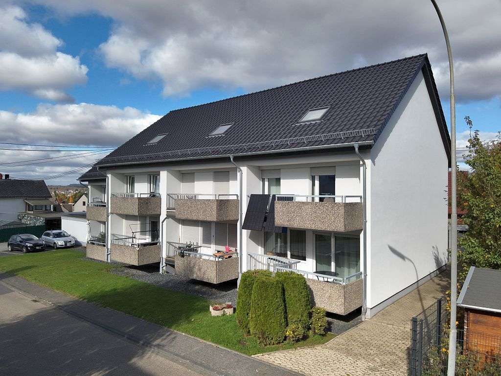 Immobilie in Großmaischeid - Attraktives Reihenendhaus mit Balkonen, Stellplatz und Garage nahe dem Ortsrand - Bild 2