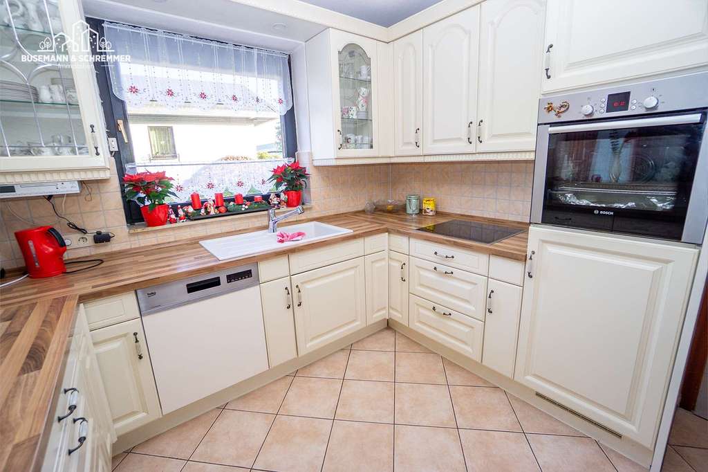 Immobilie in Langenhagen - Sehr großzügiges Zweifamilienhaus mit außergewöhnlichem Grundriss und schönem Garten in Langenhagen - Bild 4