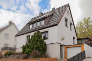 Gepflegtes Einfamilienhaus mit Garage, Solarthermie und herrlicher Weitsicht – Die vollständige Adresse der Immobilie erhältst du vom Anbieter., 31061 Alfeld (Leine) – Vorschaubild 1