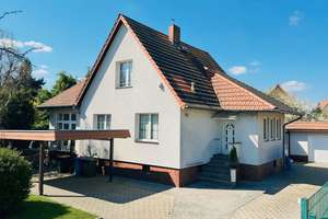 Einfamilienhaus mit Kamin in zweiter Reihe – grüne Oase  & viel Privatsphäre – Die vollständige Adresse der Immobilie erhältst du vom Anbieter., 12681 Marzahn, Berlin – Vorschaubild 1