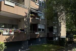 Gut geschnittene 2,5 Zimmer Wohnung in oberster Etage mit Fahrstuhl und Balkon