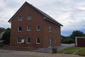 3-Zimmer Mietwohnung im Obergeschoss mit Balkon sowie Carport mit Schuppen in Bremerhaven – Bremerhaven – Vorschaubild 1