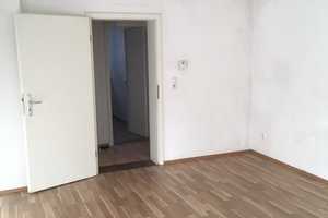 Mitten in Fürth-City ! Hübsche 2-Zimmer-Altbau-Erdgeschoß-Wohnung mit Gartenanteil und Stellplatz – Gustav-Schickedanz-Straße 1, 90762 Fürth – Vorschaubild 2