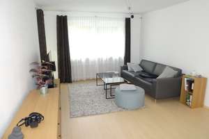 Helle freundliche Hochparterre-Wohnung mit drei Zimmern sowie Balkon und Einbauküche in Moosach.