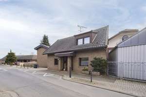 Einfamilienhaus mit sechs Zimmern, Garage, Außenstellplatz und schönem Garten in Esch