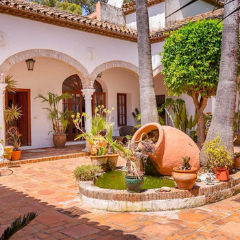 30.000m2 Finca mit 4 Schlafzimmern, 4 Bädern. Gepflegte Finca und florierendes Geschäft in schöner L