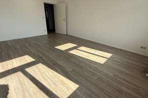 Alles NEU!!! 3. OG + Aufzug  + großer Balkon + 2er-WG-gerecht ! – Bernsdorfer Straße 69, 9126 Bernsdorf, Chemnitz – Vorschaubild 2