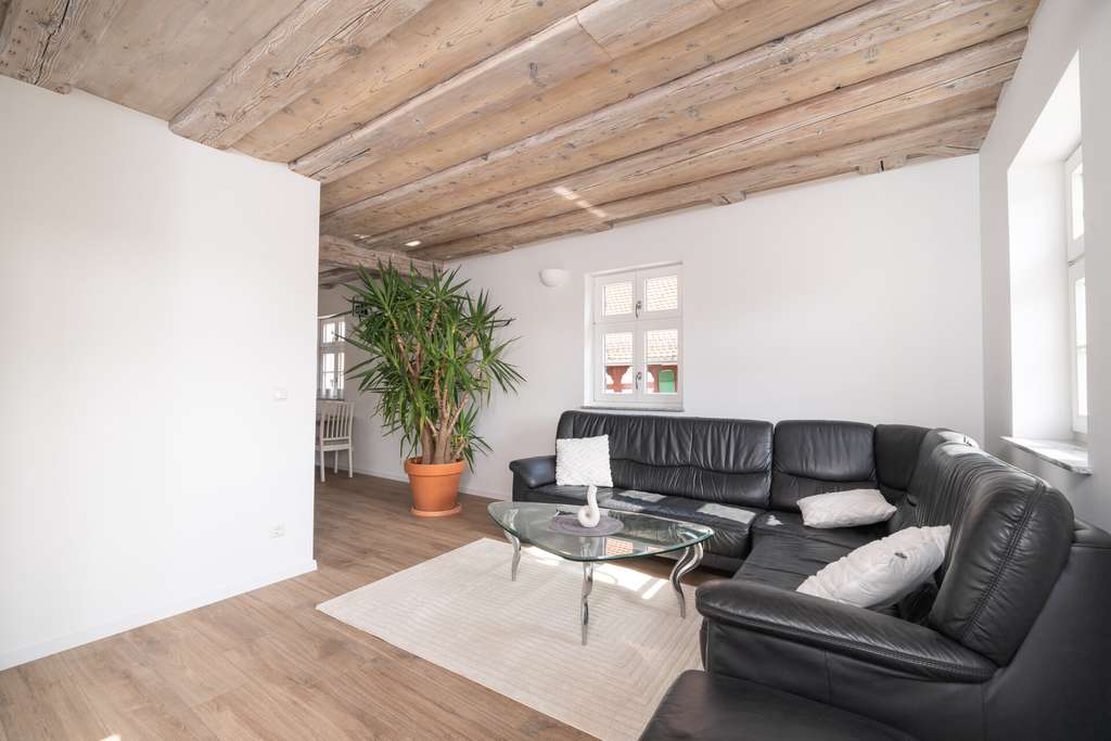 Immobilie in Aurachtal - Hochwertig kernsanierte 2-Zimmer-Wohnung im 1. OG mit Balkon und historischem Charakter für den Selb - Bild 0