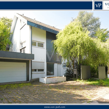 Freistehendes Zweifamilienhaus mit großem Garten, Doppelgarage und vielseitiger Nutzung