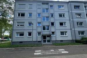 Gut geschnittene Wohnung  mit 2,5 Zimmer/ Küche / Bad/ Balkon in der Oststadt