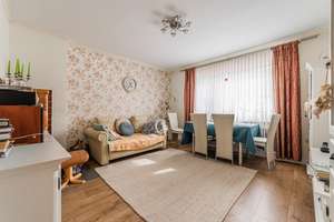 Modernisierte 2-Zimmer-Wohnung mit Einbauküche, eigenem Gartenanteil und Loggia in Kiel