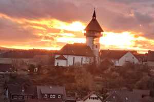 Charmantes Ein-/Zweifamilienhaus mit idyllischem Garten, Doppelgarage und vielseitigen Nebengebäuden – Bayreuth (Kreis) – Vorschaubild 2