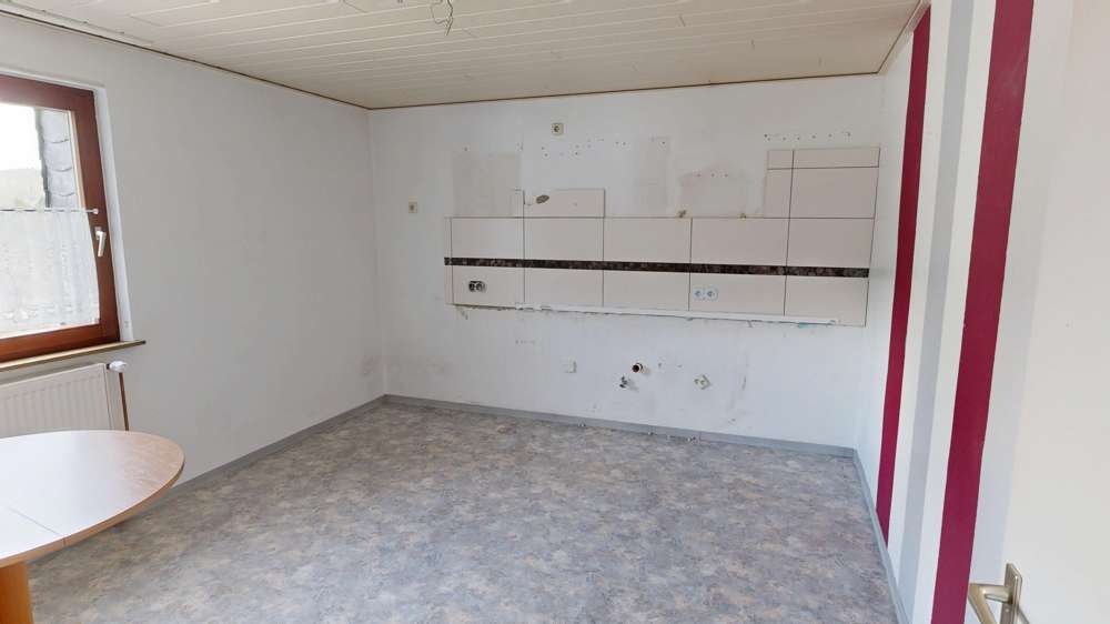 Immobilie in Hellenthal - Schönes und großes Einfamilienhaus mit Einliegerwohnung - teilweise vermietet - Mehrparteien möglich - Bild 3