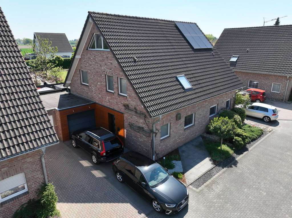 Am Naturschutzgebiet: Moderne Doppelhaushälfte in Spielstraße mit absoluter TOP-Ausstattung