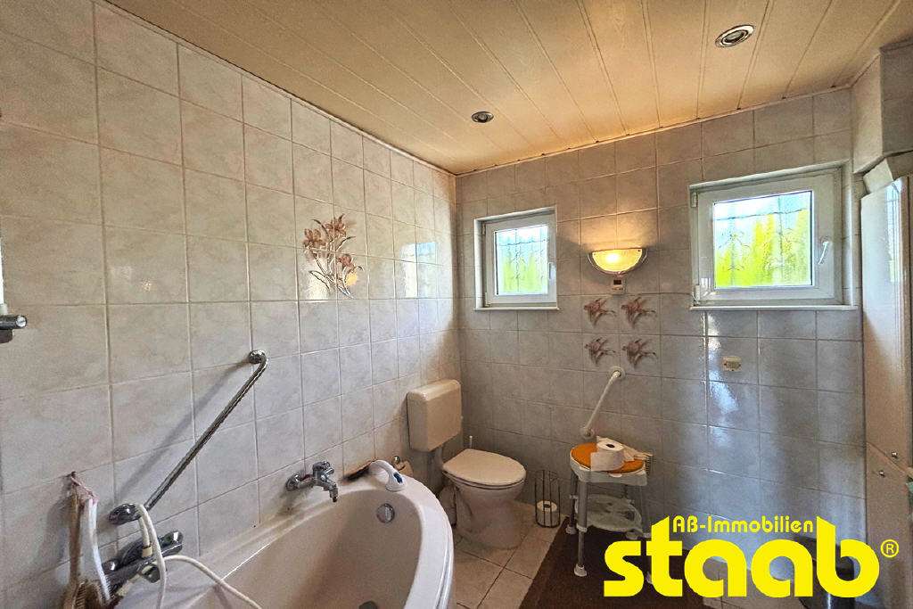 Immobilie in Mainaschaff - SANIERUNGSBEDÜRFTIGES 1-2 FAMILIENHAUS MIT TERRASSE, GARTEN UND GARAGE IN SEHR GUTER LAGE VON  - Bild 3
