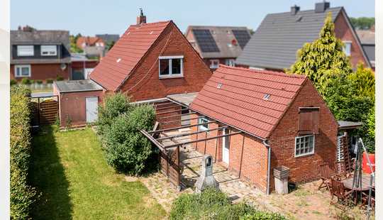 Bild von Einfamilienhaus mit Nebengebäude auf großem Grundstück!