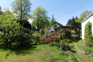 Hermsdorf! Gepflegter Massivbungalow in idyllischer Fließtallage mit zwei Garagen – Berlin – Vorschaubild 3