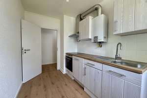 Einziehen und wohlfühlen ! Ideale, geräumige 2-Zimmer-Wohnung mit Balkon, Einbauküche und Stellplatz – Hauberrisserstraße 25, 65189 Südost, Wiesbaden – Vorschaubild 3