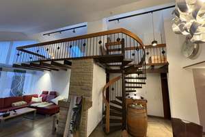 Geräumige Dachgeschoss-Wohnung in Bensheim-Auerbach in Wohn- und Geschäftshaus ( 3 Parteien )