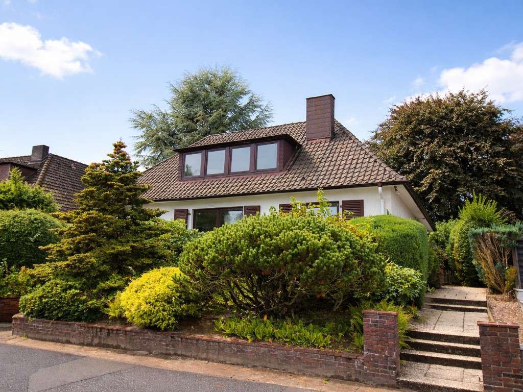 Immobilie in Großhansdorf - Wohnen mit Charme: Einfamilienhaus in kleiner Seitenstraße - Bild 1