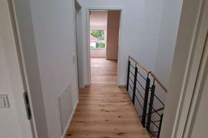Energiesparend und gesund Wohnen: Neues Holzmassiv-Reihenhaus mit 6 Zimmern in Obermenzing – Bauseweinallee 58f, 81247 Obermenzing, München – Vorschaubild 14