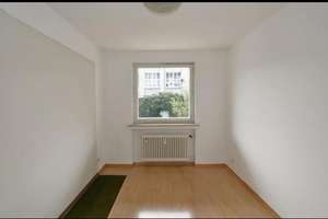 Ruhige 3-Zimmer-Wohnung mit Aufzug, Einbauküche, Gäste-WC und Balkon in Düsseldorf-Stadtmitte – Leopoldstraße 39, 40211 Stadtmitte, Düsseldorf – Vorschaubild 4