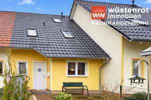 FAST NEUES REIHENHAUS MIT EINBAUKÜCHE + SOLARTHERMIE + VORBEREITUNG ZUM STUDIOAUSBAU + CARPORT – Die vollständige Adresse der Immobilie erhältst du vom Anbieter., 17438 Wolgast – Vorschaubild 1
