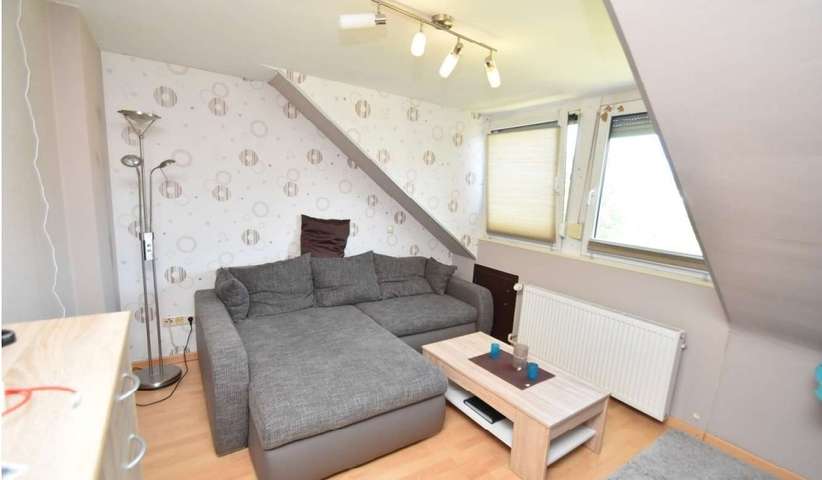 Schöne Dachgeschosswohnung mit Balkon - Photo 1