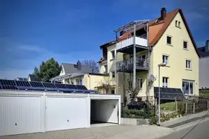 Viel Platz für Wohnen/Arbeiten inkl. PV-Anlage, 5 Garagen, Carport u.v.m. – Vogtlandkreis – Vorschaubild 1