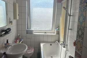 Schöne 2,5 Zimmer Wohnung mit neuem Badezimmer mit Badewanne und Fenster