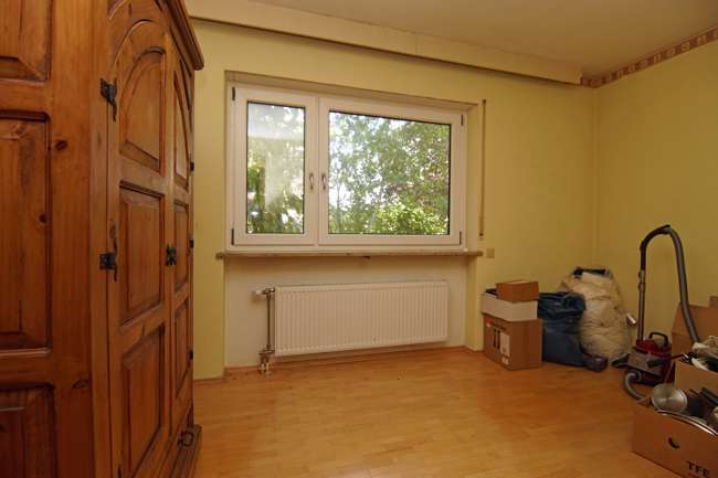 Immobilie in Roßtal - Roßtal-S-Bahn Nähe: Einfamilienhaus mit PV, Solar, Doppelgarage und Traumblick auf Felder und Wiesen - Bild 4