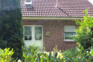 Wohnhaus in Marienhafe für jede Lebensphase – mit Sauna und Option zur Zweifamiliennutzung – Die vollständige Adresse der Immobilie erhältst du vom Anbieter., 26529 Marienhafe – Vorschaubild 1