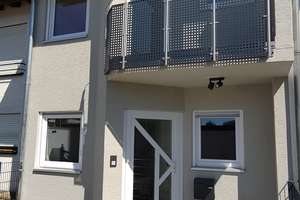 Frisch saniertes Reihenhaus mit Garten, Garage + Stellplatz und 2 Balkonen