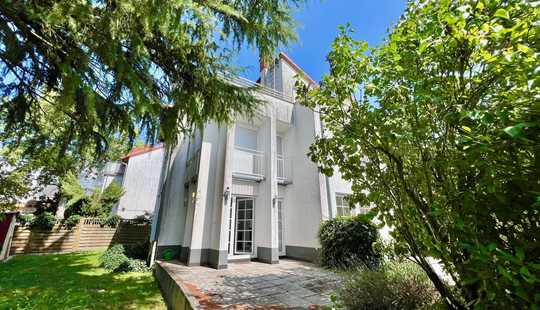Bild von Wohnen mit Wohlfühlfaktor: Freistehendes Einfamilienhaus mit TG, Garten und Dachterrasse