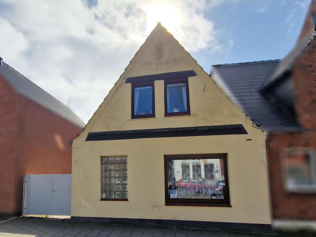 Immobilie in Husum - Aus Alt mach Neu - Reihenhaus mit 3 Wohneinheiten sucht neue Eigentümer - Bild 1