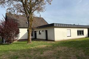 **Wohnhaus mit Doppelgarage und Garten im Grünen mit viel Platz**