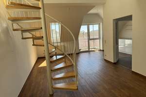Lichtdurchflutete 3,5-Zimmer-Maisonette mit zwei Zugängen | 2 Balkone | Aufzug | TG-Stellplatz