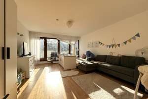 Aubing: Neuwertig renovierte 2,5 Zi. Wohnung mit gr. Süd-Balkon, mod. EBK, Keller & Allg. Stellpl.