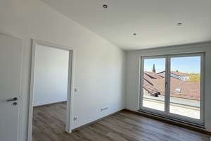 ERSTBEZUG: Exklusive 2-Zimmer Dachgeschosswohnung mit hochwertiger Einbauküche & Balkon in Mailing – Brunellenstraße 6-8, 85055 Mailing, Ingolstadt – Vorschaubild 4