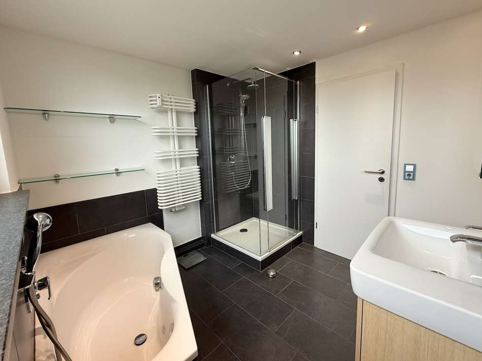 Bad mit Wanne und Dusche