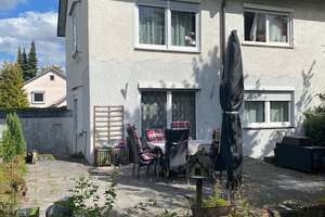 Ruhige, schöne renovierte 2 Zi-Wohnung in Naturlage mit großer Terrasse und Gartenanteil