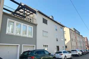 Gepflegtes 4 Familienhaus in ruhiger Lage, mit Balkon, Dachterrasse und 2 Garagen – Esslingen (Kreis) – Vorschaubild 2