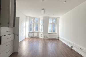 top renovierter Altbau mit 4 Zimmern in zentraler Lage gegenüber kleinem Park