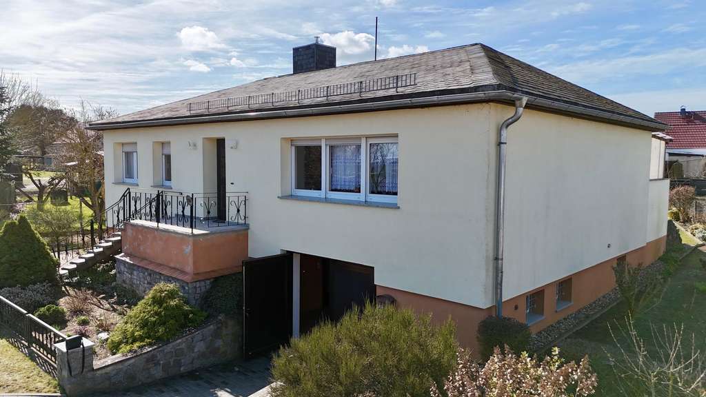 Immobilie in Arneburg - Ruhig gelegenes Einfamilienhaus mit Elbblick, Gartenidylle & überdachter Terrasse in Arneburg - Bild 1