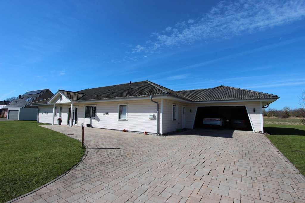 Immobilie in Dagebüll - Wohntraum zur ebenen Erde - Wohnhaus mit separater Einliegerwohnung und Doppelcarport - Bild 1
