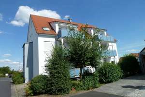 *KURZFRISTIG BEZIEHBAR* Helle 3 Zimmer-Dachwohnung mit Balkon in sonnenverwöhnte Lage und schönem  – Die vollständige Adresse der Immobilie erhältst du vom Anbieter., 97437 Haßfurt – Vorschaubild 2