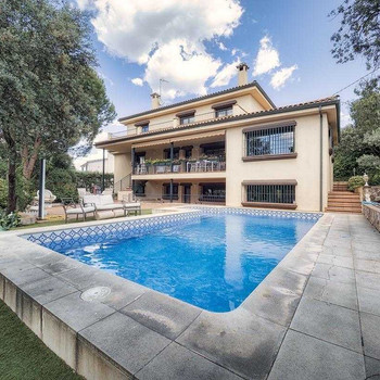 Freistehende Villa mit Pool an Ausfahrt 26 der A6