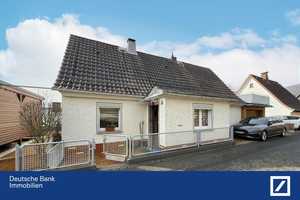 Viel Platz in erhabener Lage von Wallau! 
Einfamilienhaus mit Garage und Carport in Wallau! – Marburg-Biedenkopf (Kreis) – Vorschaubild 1