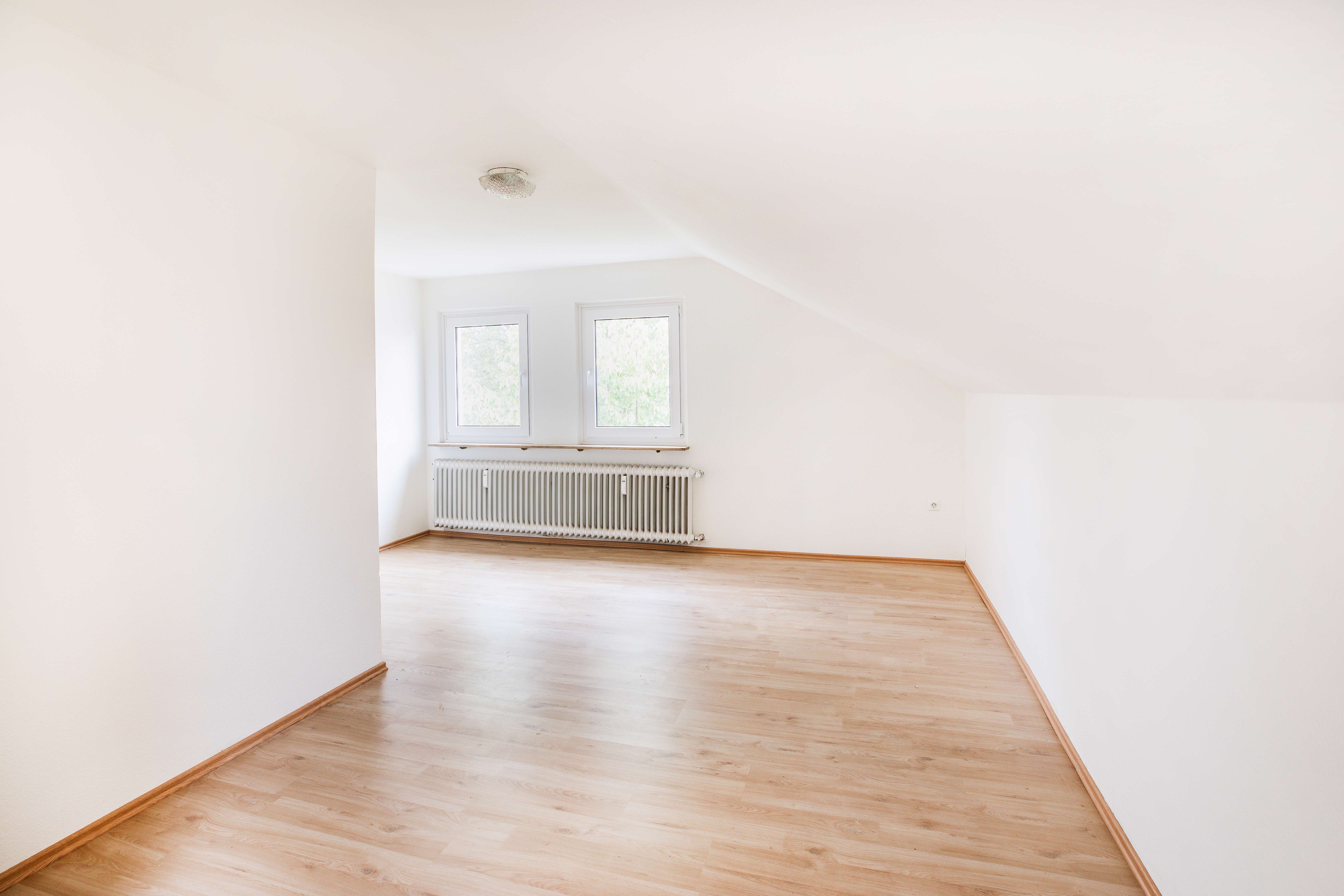 Immobilie in Eckersdorf - Sanierte 5-Zimmer-Wohnung auf 2 Ebenen mit Balkon, Garage und Gartenanteil - Bild 2