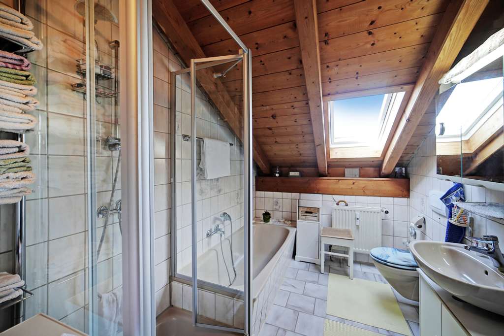 Immobilie in Königsdorf - Solide Kapitalanlage in Königsdorf!
Sehr gepflegte 3 Zimmer-Dachgeschosswohnung - Bild 4